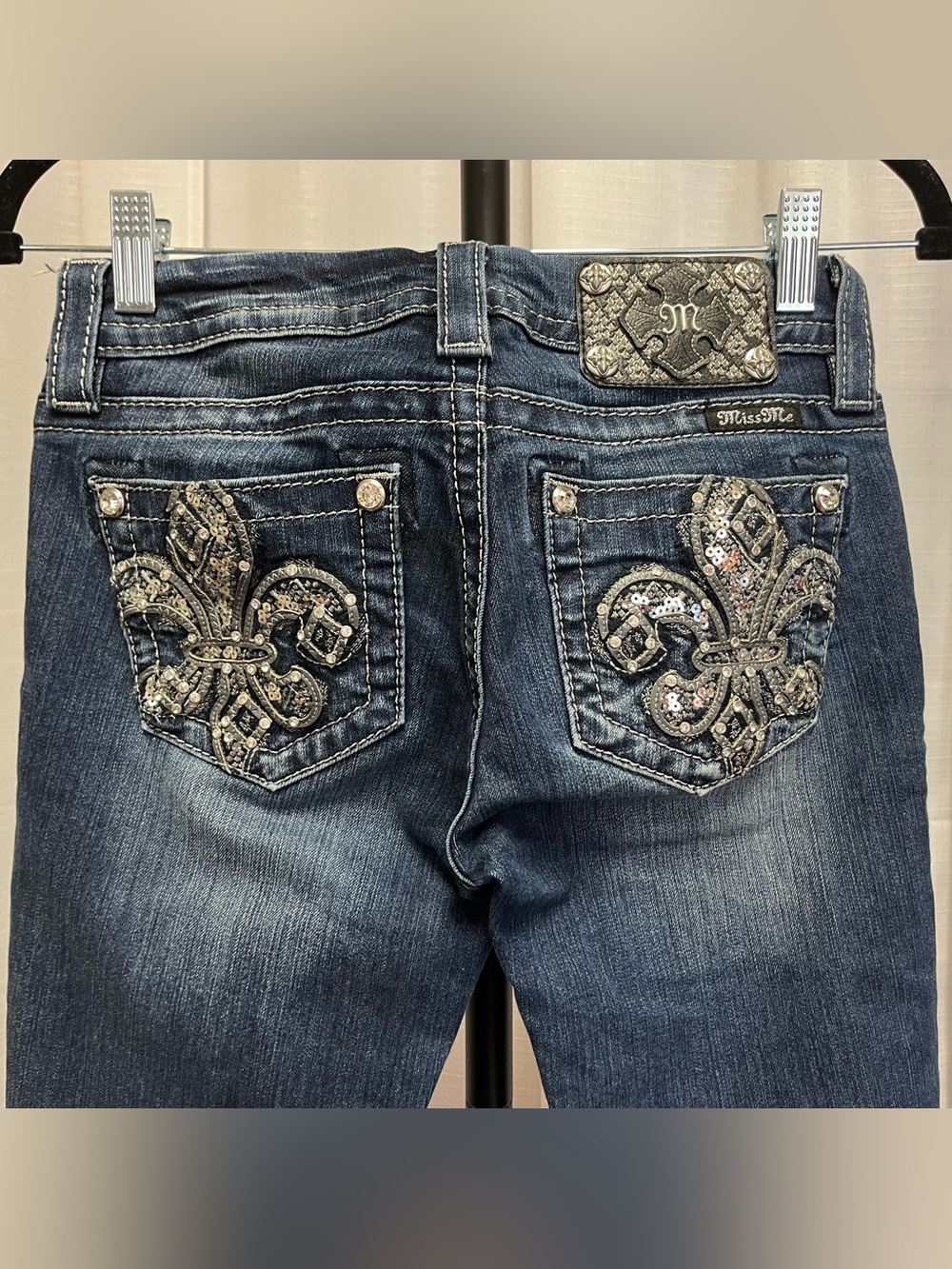 Miss Me brand bootcut jeans featuring a distinct Fleur de Lis design | size 24 - Picture 5 of 7